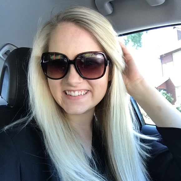 Meet your Posher, Allie! - Picture 5 of 6